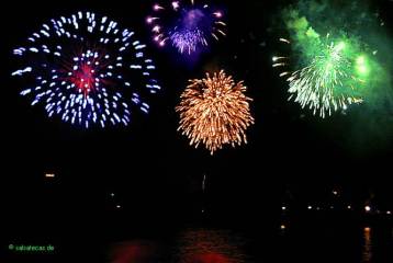 Zum Abschlu�: ein Feuerwerk (zum Vergr��ern anklicken zum Vergr��ern - click to enlarge)